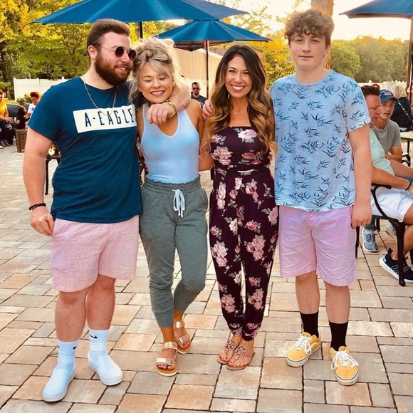 Toms - Picture 2 of 2